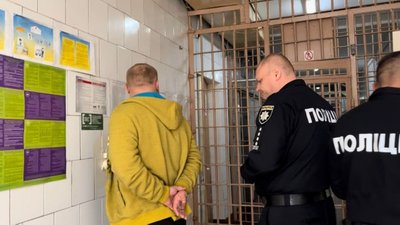 Забігли до офісу та побили людей: поліція затримала двох вінничан, ще один у розшуку