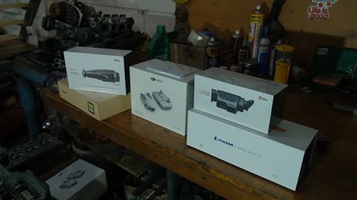 Вінницькі волонтери ремонтують автівки та везуть у зону бойових дій для військових Вінницькі волонтери ремонтують автівки та везуть у зону бойових дій для військових