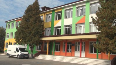 Підрядник Анатолій Крамар говорить, що обсяги робіт – значні, для їх завершення потрібно ще два місяці. Фото: Суспільне Поділля