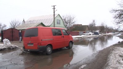 У селі на Черкащині щороку вулиця перетворюється на озеро У селі на Черкащині щороку вулиця перетворюється на озеро