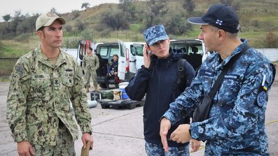 Водолази США та України обстежують акваторію порту біля нового пункту базування ВМС на Одещині Водолази США та України обстежують акваторію порту біля нового пункту базування ВМС на Одещині