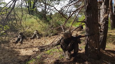 В Олешківських пісках морпіхи завоювали право носити берет кольору морської хвилі В Олешківських пісках морпіхи завоювали право носити берет кольору морської хвилі