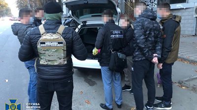 60 тисяч доларів за керівну посаду: в Одесі затримали підозрювану в спробі передати хабар 60 тисяч доларів за керівну посаду: в Одесі затримали підозрювану в спробі передати хабар