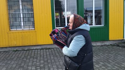 Ткані килими продають на ринку Ткані килими продають на ринку