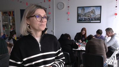 Як у Франківську працює художня майстерня для переселенців з інвалідністю Як у Франківську працює художня майстерня для переселенців з інвалідністю