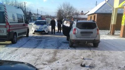 Травмувався водій припаркованої автівки. На Буковині зіткнулись три автомобілі Травмувався водій припаркованої автівки. На Буковині зіткнулись три автомобілі