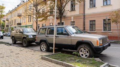 З Тернополя військовослужбовцям передали чотири автомобілі З Тернополя військовослужбовцям передали чотири автомобілі