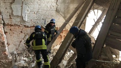 На території Святогірської лаври рятувальники знайшли під завалами загиблу людину
