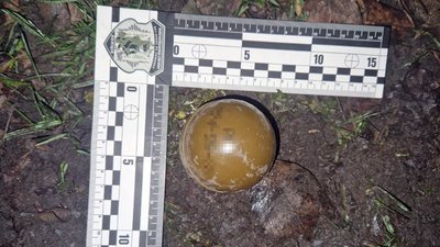 На Хмельниччині у 25-річного молодика вилучили гранату, запал до неї та наркотики