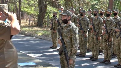 Курсантка під час вручення їй зброї Курсантка під час вручення їй зброї