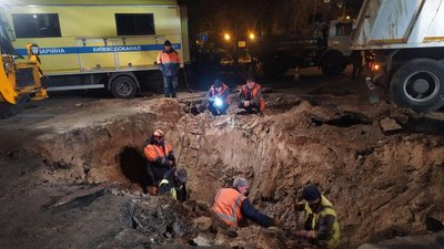 На столичному Хрещатику прорвало трубу