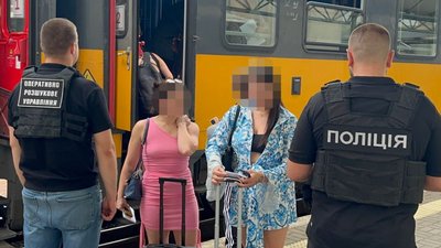 23-річна мешканка міста Чоп організувала канал торгівлі людьми для заняття проституцією.