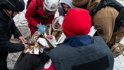 Пораненій під час атаки на Харків 23 січня 2024 року надають допомогу Пораненій під час атаки на Харків 23 січня 2024 року надають допомогу