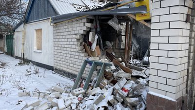 Діра в будинку, обстріли, влучання снаряда у будинок, Херсон