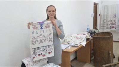 Учасниці пошукового проєкту "Баба Єлька" з Кропивницького зібрали 120 старовинних рушників Учасниці пошукового проєкту "Баба Єлька" з Кропивницького зібрали 120 старовинних рушників