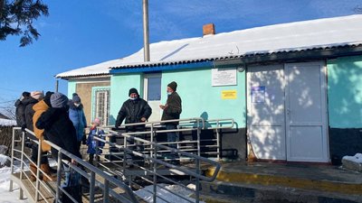Мобільні медичні бригади від COVID-19 на Херсонщині: як жителі області вакцинуються Мобільні медичні бригади від COVID-19 на Херсонщині: як жителі області вакцинуються
