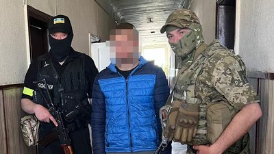 Поліція Харківщини взяла під варту чоловіків, які могли незаконно допомагати людям виїхати до Росії