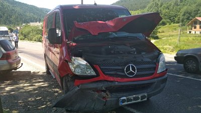 ДТП у Татарові: мікроавтобус завис над прірвою ДТП у Татарові: мікроавтобус завис над прірвою