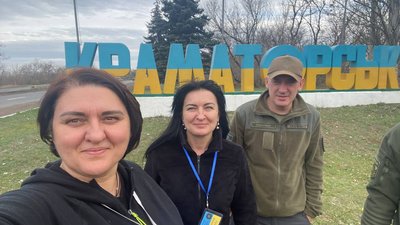 "Чужі стають рідними". Як мати захисника України стала волонтеркою "Чужі стають рідними". Як мати захисника України стала волонтеркою