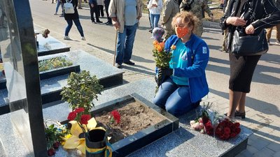 На Алеї Слави у Харкові відкрили пам'ятники 16 загиблим на Донбасі На Алеї Слави у Харкові відкрили пам'ятники 16 загиблим на Донбасі