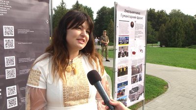 За словами директорки Хмельницького обласного архіву Катерини Бурдуваліс, до експозиції вони додали свій банер - «Хмельниччина. Гуманітарний фронт», адже наша область наразі тримає саме гуманітарний фронт країни. За словами директорки Хмельницького обласного архіву Катерини Бурдуваліс, до експозиції вони додали свій банер - «Хмельниччина. Гуманітарний фронт», адже наша область наразі тримає саме гуманітарний фронт країни.