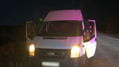 За 20 км від Мелітополя на Запоріжжі розстріляли мікроавтобус, постраждав водій