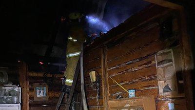 У селі Луквиця на Івано-Франківщині блискавка влучила в літню кухню і запалила горище У селі Луквиця на Івано-Франківщині блискавка влучила в літню кухню і запалила горище