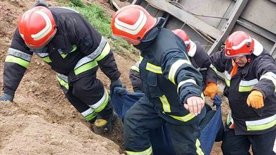 На Кіровоградщині вантажівка впала у ставок. Водій загинув На Кіровоградщині вантажівка впала у ставок. Водій загинув