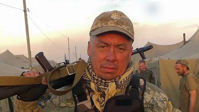 Фермер з Донеччини пригощав ковбасами жителів Києва Фермер з Донеччини пригощав ковбасами жителів Києва