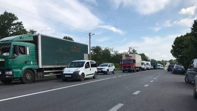 На Франківщині люди перекрили трасу національного значення Н-10 На Франківщині люди перекрили трасу національного значення Н-10