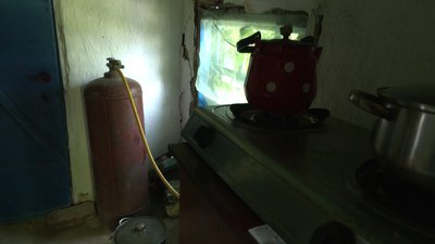 Консервують городину та пиляють дрова. Як готуються до зими на Запоріжжі жителі села, що під постійними обстрілами