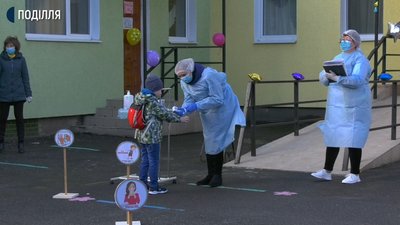 Дітей у садочку приймають у батьків на вулиці, на території дошкільного навчального закладу, дотримуючись дистанції Дітей у садочку приймають у батьків на вулиці, на території дошкільного навчального закладу, дотримуючись дистанції