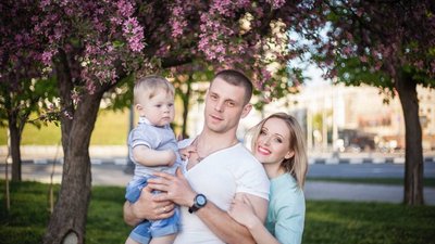 Обороняв Донеччину, загинув у боях за Харків: родині захисника України вручили посмертну нагороду Обороняв Донеччину, загинув у боях за Харків: родині захисника України вручили посмертну нагороду