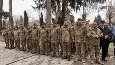 військові