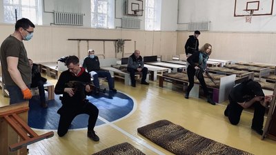 У Чернівцях проводять навчання з поведінки зі зброєю та домедичної допомоги У Чернівцях проводять навчання з поведінки зі зброєю та домедичної допомоги