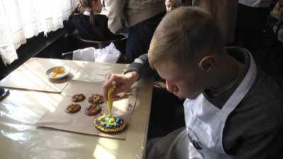 В Житомирі діти з синдромом Дауна готували солодощі для продажу на благодійному ярмарку В Житомирі діти з синдромом Дауна готували солодощі для продажу на благодійному ярмарку