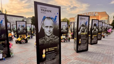 24 портрети загиблих військових встановили в центрі Рівного
