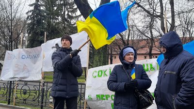 Протест під Львівською ОДА: люди вимагають внести їхні громади у перспективний план