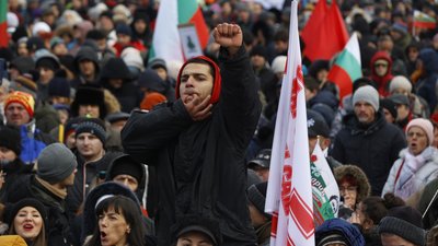 Штурмували парламент та вмикали російські пісні. У Болгарії протестували проти COVID-сертифікатів Штурмували парламент та вмикали російські пісні. У Болгарії протестували проти COVID-сертифікатів
