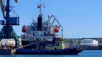 Іноземне судно-газовоз під прапором РФ у Керченському морському торговому порту
