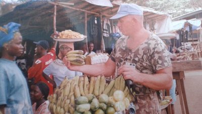 На місцевому ринку, 2002 рік На місцевому ринку, 2002 рік