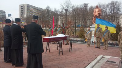 У Житомирі попрощалися з загиблим десантником Володимиром Артеменком У Житомирі попрощалися з загиблим десантником Володимиром Артеменком