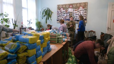 В Івано-Франківську для самотніх людей похилого віку волонтери підготували подарунки В Івано-Франківську для самотніх людей похилого віку волонтери підготували подарунки