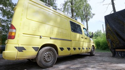 Евакуаційний автомобіль "Бамблбі". Так його через жовтий колір називають в бригаді. Чернігівщина, кордон. Липень 2023 року. Евакуаційний автомобіль "Бамблбі". Так його через жовтий колір називають в бригаді. Чернігівщина, кордон. Липень 2023 року.