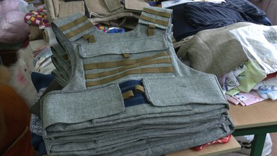 Зранку уроки, після обіду – бронежилети: на Рівненщині вчителі шиють плитоноски на фронт