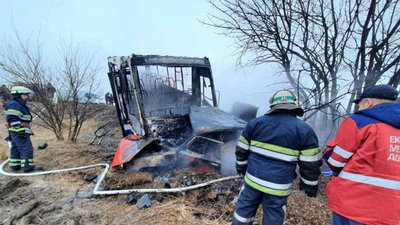 На Дніпропетровщині внаслідок ДТП загорілись ВАЗ і автобус з пасажирами: є постраждалі