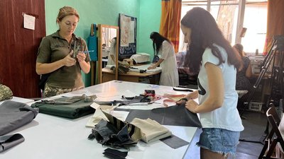 Аптечки для військових шиють волонтери в Мукачеві