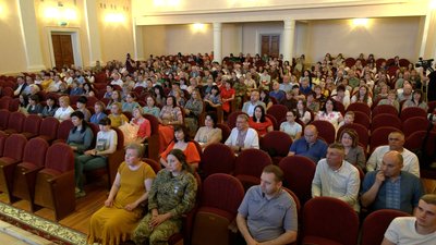 Зала чернігівського філармонійного центру