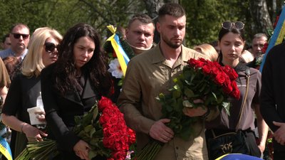 Пішов добровольцем захищати Чернігів та загинув на Донеччині: в останню путь провели снайпера Юрія Калмикова Пішов добровольцем захищати Чернігів та загинув на Донеччині: в останню путь провели снайпера Юрія Калмикова