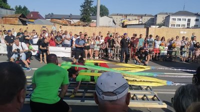 Три жінки тягнули п'ять бетонозмішувачів. У Франківську встановили новий рекорд України Три жінки тягнули п'ять бетонозмішувачів. У Франківську встановили новий рекорд України